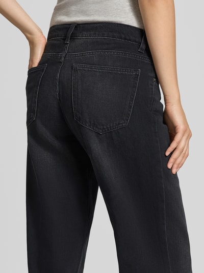 Frauenmodel trägt Wide & Loose Fit Jeans aus reiner Baumwolle Modell 'BRENDA' von ONLY, dunkle Waschung, Damen Wide & Loose Fit Jeans, Nahaufnahme Rückansicht.