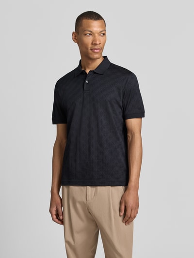 Männermodel trägt Modern Fit Poloshirt mit Strukturmuster Modell 'Roberto' von JOOP! Collection, reine Baumwolle, Polokragen, kurze Knopfleiste, Label-Detail, Rückenlänge bei Größe M 68 cm, dunkle Farbe, Ganzkörperansicht von vorne.