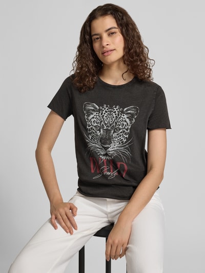 Frauenmodel trägt schwarzes Regular Fit T-Shirt aus reiner Baumwolle 'ONLLUCY' von ONLY, Motiv Leopardenkopf, Damen T-Shirt, Nahaufnahme Oberkörper.