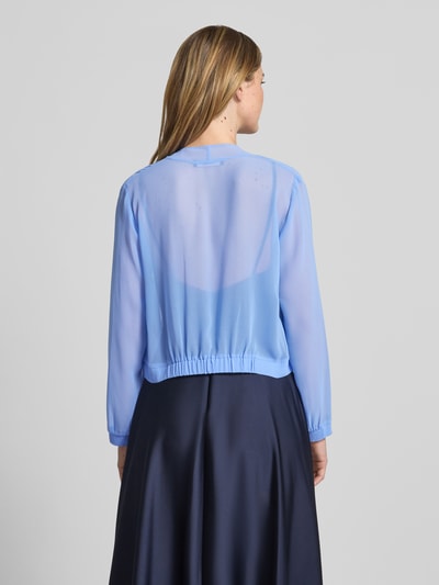 Modelka kobieca ma na sobie Jacke aus Chiffon in offener Passform od Vera Mont, lekki niebieski półprzezroczysty szyfon, otwarty krój, długość pleców w rozmiarze 36: 46 cm, widok całej sylwetki z tyłu.