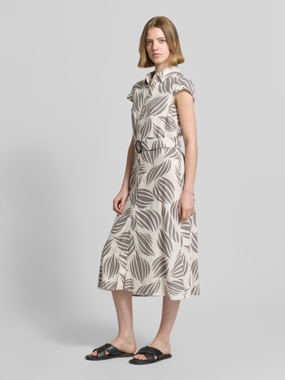 Frauenmodel trägt Midikleid aus Viskose-Mix mit Leinen-Anteil von Apricot, florales Muster, heller Stoff, Gürtel, Ganzkörperansicht von vorne.