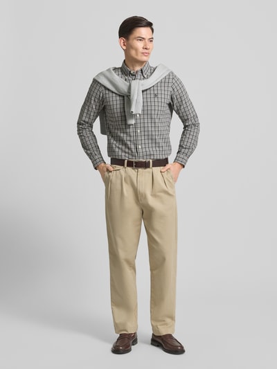Männermodel trägt Custom Fit Freizeithemd mit Button-Down-Kragen von Polo Ralph Lauren aus reiner Baumwolle, Label-Stitching, Knopfleiste, graues Karomuster, Ganzkörperansicht von vorne.