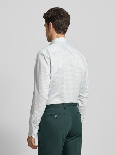 Männermodel trägt Comfort Fit Businesshemd aus Baumwolle mit Kentkragen von Eterna, Rückenansicht, feines Karo, Knopfleiste, Brusttasche, Ganzkörperansicht Rückansicht.