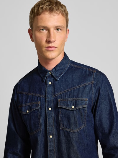 Męski model nosi Regular Fit Jeanshemd aus reiner Baumwolle od Pepe Jeans, niebieski melanż, denim, bawełna, długie rękawy, zbliżenie na górę ciała.