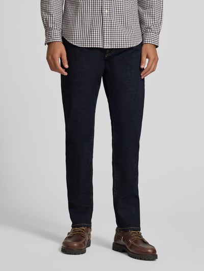 Männermodel trägt Straight Fit Jeans mit Raw Denim Optik von POLO RALPH LAUREN, dunkle Denimfarbe, 5-Pocket-Design, Ganzkörperansicht von vorne.
