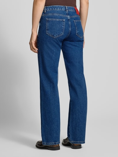 Frauenmodel trägt Straight Fit Jeans aus reiner Baumwolle Modell 'LEGUME' von MAX&Co., Denimoptik, 5-Pocket, Kontrastnähte, Ganzkörperansicht Rückansicht.