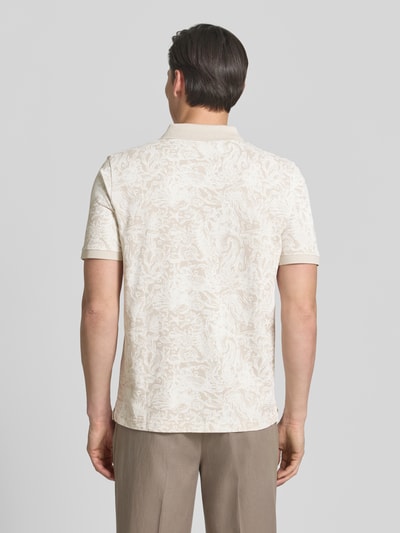 Männermodel trägt Regular Fit Poloshirt aus Baumwolle im Allover-Look von Fynch-Hatton in Beige mit Muster, Rückansicht, reine Baumwolle.