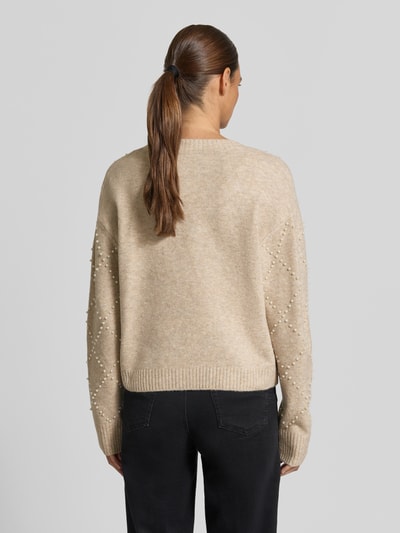Frauenmodel trägt Regular Fit Strickjacke mit Woll-Anteil von Jake*s, beige mit feiner Strickstruktur, Damen Strickjacke von Jake*s Collection, Ganzkörperansicht Rückansicht