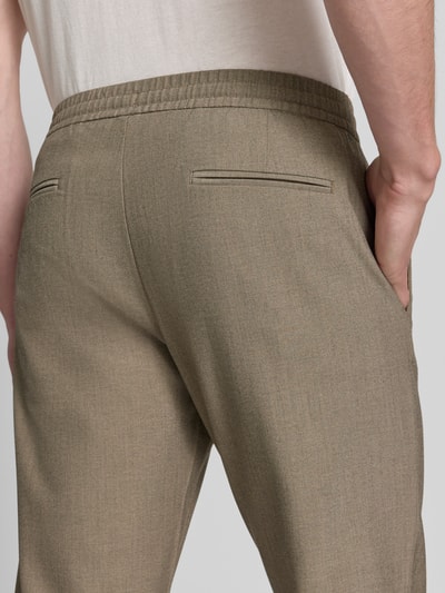 Mężczyzna nosi spodnie z prostymi nogawkami Straight Leg Hose mit Viskose-Anteil Modell 'ROBERT' od SELECTED HOMME, melanż, kieszenie z wypustkami, elastyczny ściągacz z tunelem; zbliżenie na tył