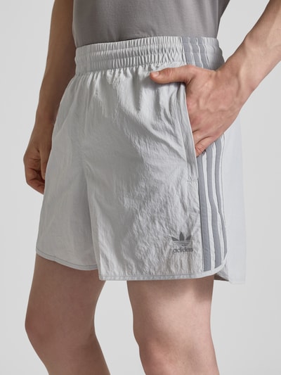 adidas Originals Shorts mit Label-Stitching Mittelgrau 3