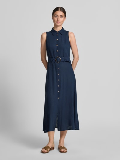Frauenmodel trägt Maxikleid aus Viskose-Mix mit Gürtel von Apricot, Dunkelblau, taillierter Schnitt, Hemdblusenkragen, Knopfleiste, Ganzkörperansicht von vorne.