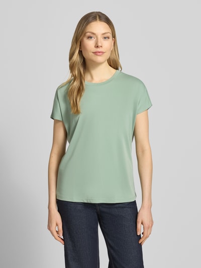 Frauenmodel trägt T-Shirt aus Modal-Mix mit Rundhalsausschnitt von Jake*s Collection in Grün, Regular-Fit, Rückenlänge 58 cm, Ganzkörperansicht von vorne.
