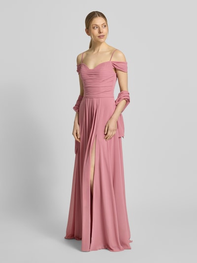 Modelka nosi Maxikleid im Off-Shoulder-Look mit Gehschlitz od Mascara, różowy, drapowania, A-linia, Szerokość w rozmiarze 36: 33 cm, długość tyłu 128 cm, tkanina gładka, Ganzkörperansicht z przodu.