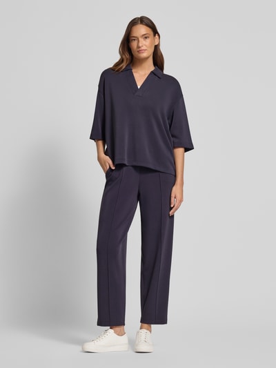 Frauenmodel trägt Sweatpants mit elastischem Bund und Längsnähten von Jake*s Casual, Modal-Mix mit Stretch-Anteil, Barrel Fit, dunkelblau, glatte Textur, Ganzkörperansicht von vorne.
