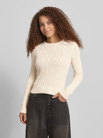 Frauenmodel trägt Strickpullover mit Zopfmuster und Label-Stitching von REVIEW im Baumwoll-Mix, Regular-Fit, Rundhalsausschnitt, Nahaufnahme Oberkörper.