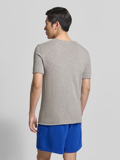 Männermodel trägt Slim Fit T-Shirt mit Rundhalsausschnitt Modell 'Sonoma' von American Vintage in Grau, reine Baumwolle, Rückansicht, Ganzkörperansicht.