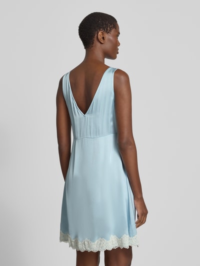 Frauenmodel trägt Minikleid aus Satin mit Spitzenbesatz von Jake*s Casual in zartem Hellblau, A-Linie, Spitzen am Saum, Rückenansicht, Ganzkörperansicht Rückansicht.