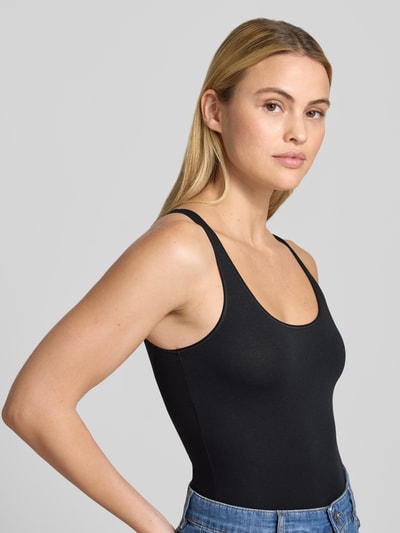 Vrouwenmodel draagt Body mit Rundhalsausschnitt und breiten Trägern van SKINY in zwart, katoenmix met stretch, nauwsluitend model, drukknoopsluiting, ruglengte maat 36: 55 cm. Nahaufnahme bovenlichaam, schuin vooraanzicht.