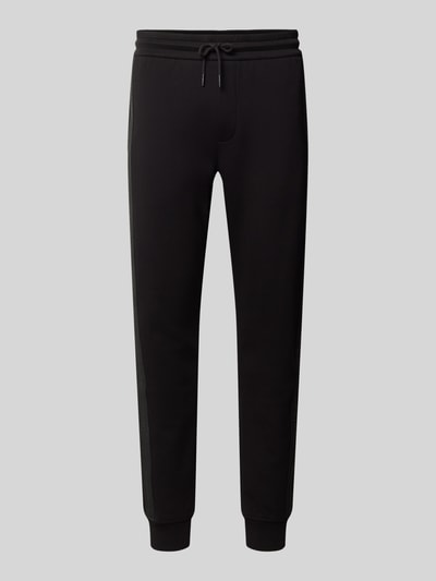 Produktfoto, Sweatpants mit Bordüre von Armani Exchange, czarne spodnie dresowe z mieszanki bawełny, prosty krój, elastyczny pas z tunelem, bordiura z nadrukiem z logo, wpuszczane kieszenie boczne, kieszeń z tyłu, długość wewnętrzna nogawki w rozmiarze M: 79 cm