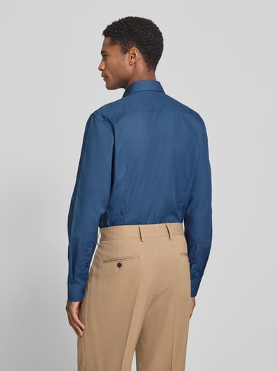 Männermodel trägt Super Slim Fit Business-Hemd mit Kentkragen von Jake*s in Unifarbenes-Design aus Reine Baumwolle, Rückenlänge 79 cm, Schulterbreite 40 cm, Ärmellänge 66 cm, Ganzkörperansicht Rückansicht.