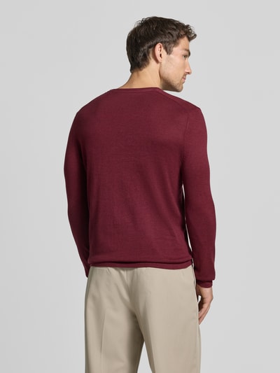 Männermodel trägt Strickpullover aus Baumwolle mit Rundhalsausschnitt von Christian Berg Men in Weinrot, Slim Fit, Rückansicht, Ganzkörperansicht