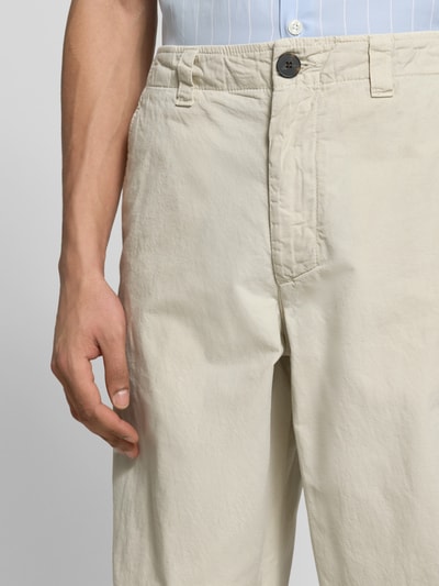 Männermodel trägt Straight Fit Stoffhose aus Reine Baumwolle von ANNARR, helle Farbe, sichtbarer Knopf-Reißverschluss, Nahaufnahme Oberkörper. Innenbeinlänge 76 cm, Bundweite 43 cm, Eingriffstaschen, Gesäßtasche, Gürtelschlaufen.