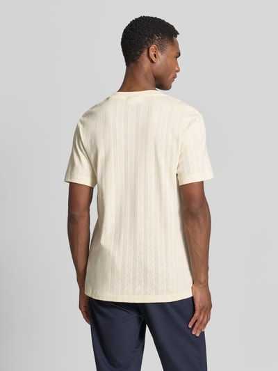 Männermodel trägt T-Shirt in Jaquard-Strick mit Rundhalsausschnitt von Lindbergh, Regular-Fit, Reine Baumwolle, Rückenlänge 72 cm, Ganzkörperansicht Rückansicht