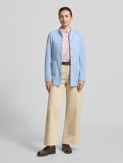 Kobiece modelka nosi Slim Fit Blazer mit Stehkragen und aufgesetzten Taschen od WHITE LABEL, mieszanka materiałów z dodatkiem wiskozy, krój slim fit, stójka, listwa guzikowa, nakładane kieszenie, długość tyłu w rozmiarze 36: 70 cm, szerokość w rozmiarze 36: 42 cm, długość rękawów: 64 cm, jasnoniebieski, beżowe spodnie, brązowe buty, widok całej sylwetki z przodu.