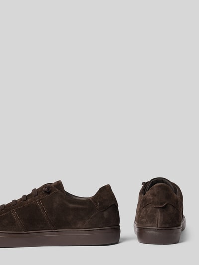 Produktfoto, Sneaker aus Leder mit Label-Detail Modell 'Jase Ease' von Nubikk in Dunkelbraun, abgerundete Form, strukturierte Sohle, Beschichtung, Schnürverschluss, dezentes Label, Absatzhöhe 3 cm, Schafthöhe 8 cm, Schaftweite 9 cm.