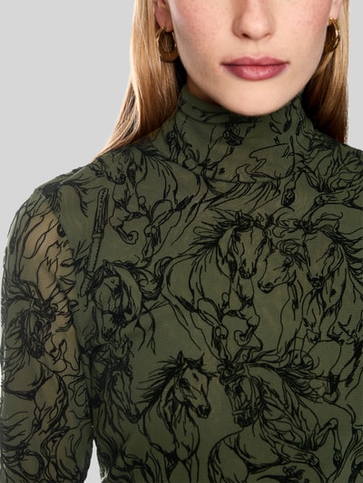 Vrouwenmodel draagt shirt met lange mouwen uit mesh van Marc Cain, Materiaalmix met viscose, getailleerd model, Col, Nahaufnahme bovenlichaam.