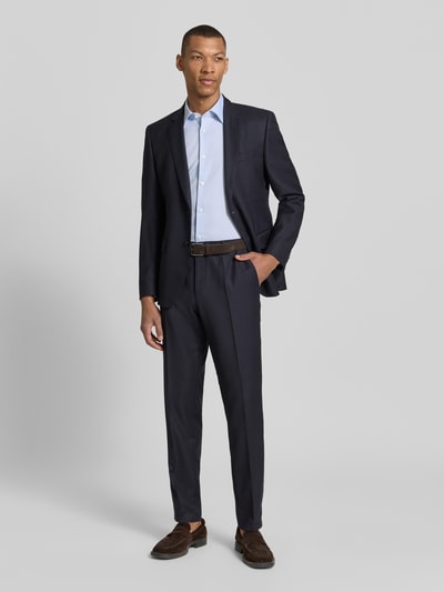 Männermodel trägt Regular Fit Businesshemd aus Baumwoll-Mix Modell 'H-JOE-K-SH-C1-262' von BOSS mit Allover-Muster und Kurzarm, Ganzkörperansicht von vorne.