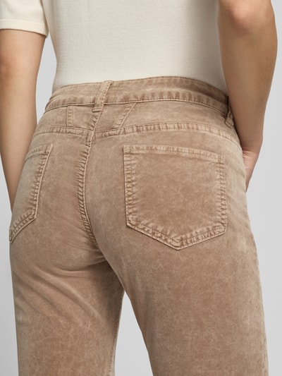 Frauenmodel trägt Slim Fit Jeans aus Baumwoll-Mix Modell 'Baker' von Closed, beige, 5-Pocket-Design, Detailaufnahme Rückansicht.