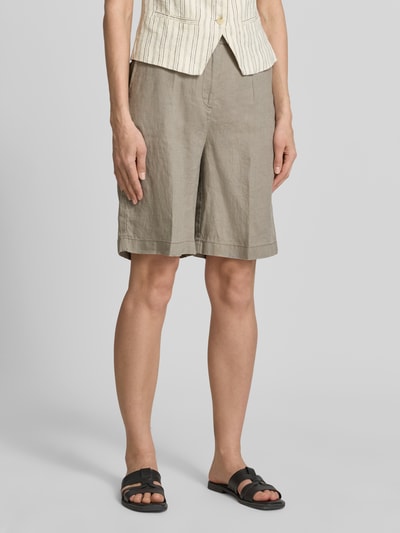 Frauenmodel trägt Leinenshorts mit Eingrifftaschen von Christian Berg Woman, Reines Leinen, Regular-Fit, Bügelfalten, Ganzkörperansicht von vorne.