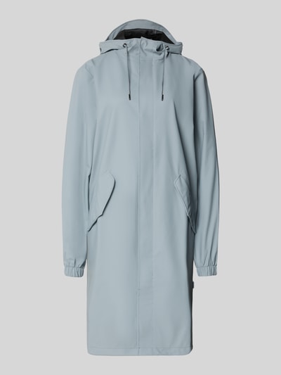 Produktfoto, Regular Fit Parker mit Kapuze Modell 'Fishtail' von Rains in Hellblau mit Pattentaschen und elastischen Ärmelabschlüssen, glatte Oberfläche