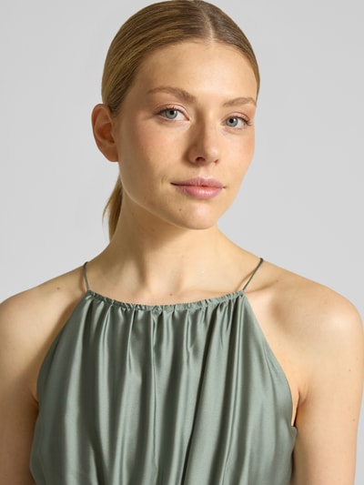 Frauenmodel trägt Abendkleid mit rückseitigem Schlüsselloch-Ausschnitt von Swing aus grünem Satin, Spaghettiträger, Nahaufnahme Oberkörper.