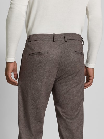 Męski model nosi Regular Fit Anzug mit Viskose-Anteil Modell 'Ponza' von CINQUE, elastyczna mieszanka materiałów, brązowy kolor garnituru, Ganzkörperansicht Rückansicht. Szerokość w rozmiarze 50: 45 cm, długość tyłu 72 cm, szerokość ramion 43 cm, długość rękawów 84 cm, długość wewnętrzna nogawki 73 cm.