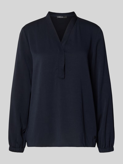 Produktfoto, Bluse mit V-Ausschnitt und Label-Detail von Marc Cain, dunkelblau, Loose-Fit, elastische Ärmelabschlüsse, glatte Textur, Rückenlänge 46 cm, Ärmellänge 60 cm, Damen