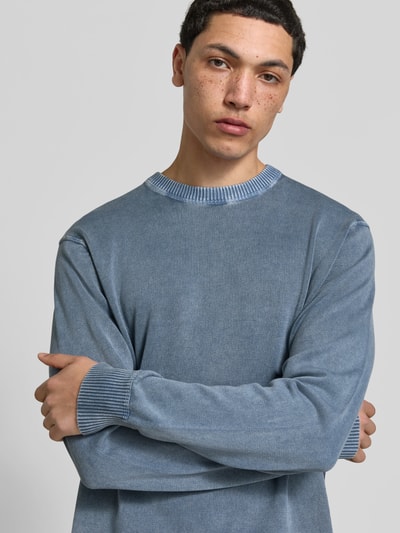 Männermodel trägt Relaxed Fit Pullover in Strick-Optik von ANNARR aus Reine Baumwolle, Rundhalsausschnitt, elastische Abschlüsse, Nahaufnahme Oberkörper.