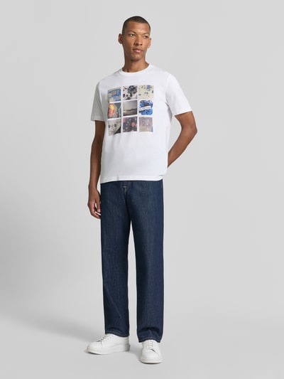 Männermodel trägt Wide Fit Jeans aus reiner Baumwolle von Paul Smith in Dunkelblau mit 5-Pocket-Design, Ganzkörperansicht von vorne.