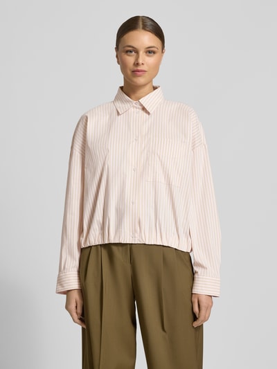 Vrouwenmodel draagt Regular Fit Hemdbluse mit Hemdblusenkragen van OPUS, elastische katoenmengsel, lange mouwen, sportmanchetten, knoopsluiting, elastische zoom, beige en witte strepen, borstzak, vooraanzicht van het hele lichaam.
