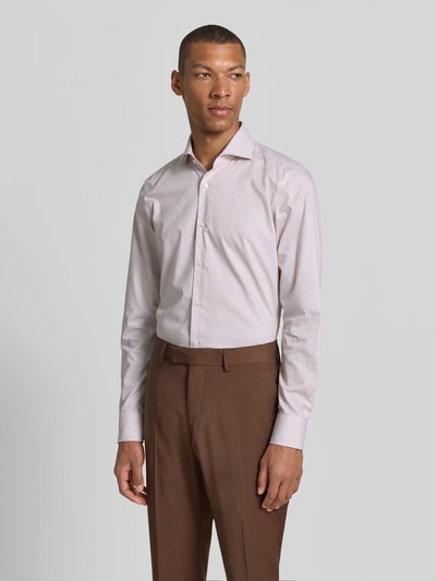 Männermodel trägt gestreiftes Slim-Fit Businesshemd aus Baumwolle Modell 'H-HANK-SP-B1' von BOSS, Herren Businesshemd, Ganzkörperansicht von vorne.