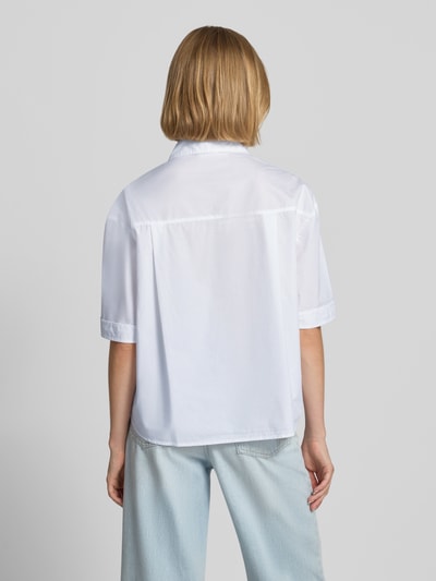 Frauenmodel trägt Regular Fit Kurzarmbluse aus reiner Baumwolle von s.Oliver RED LABEL in Weiß mit glatter Textur, Ganzkörperansicht Rückansicht.