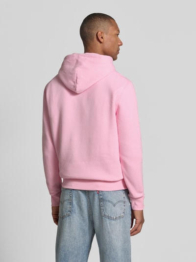Mannelijk model draagt Regular Fit Hoodie uit katoenmix van Polo Ralph Lauren in lichtroze, blauwe jeans, volledig achteraanzicht. Heren Hoodie