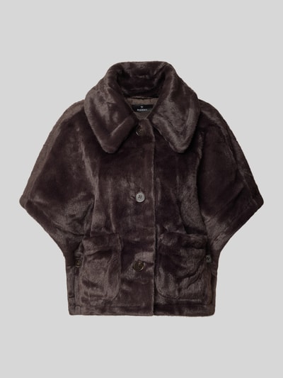 Produktfoto, Jacke aus Kunstfell mit aufgesetzten Taschen und 1/2-Arm von monari w kolorze ciemnobrązowym, krój regular fit, wykładany kołnierz, listwa guzikowa, nakładane kieszenie, rękaw o dł. 1/2, Długość tyłu w rozmiarze 36: 49 cm, Szerokość ramion w rozmiarze 36: 48 cm, Szerokość w rozmiarze 36: 60 cm, Długość rękawów w rozmiarze 36: 39 cm, sztuczne futro