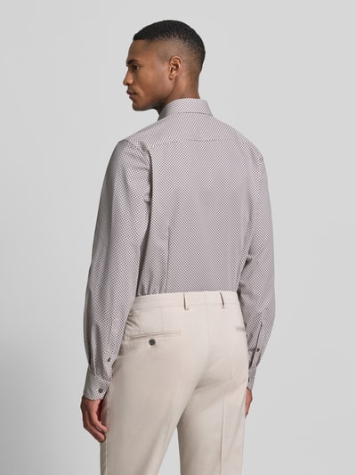 Męski model nosi Slim Fit Freizeithemd mit Kentkragen od OLYMP, beżowa koszula w drobny wzór, długi rękaw, bawełna elastyczna, krój slim fit, sportowe mankiety, całkowite zapięcie na guziki, widok całej sylwetki z tyłu.