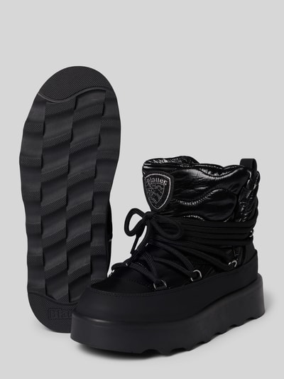 Produktfoto, Boots mit Label-Patch von Blauer USA in Schwarz mit glänzender Oberfläche, Strasssteinbesatz, strukturierte Plateausohle, abgerundete Form, Schnürverschluss, Absatzhöhe 4 cm, Schafthöhe 13 cm, Schaftweite 12 cm