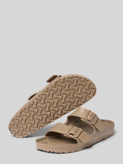 Produktfoto, Slipper mit offener Sohle Modell 'Eva' von Birkenstock in Beige mit Zierschnallen und abgerundeter Passform, strukturierte Textur, offene Sohle, Absatzhöhe 4 cm bei Größe 40