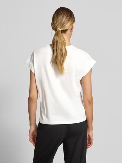Vrouwenmodel draagt T-Shirt met Stitching und Rundhalsausschnitt van Christian Berg Woman in wit, regular fit, pure katoen, mouwen met omslag, ruglengte maat S 56 cm, volledig effen, gladde textuur, volledige lichaamsweergave achteraan.