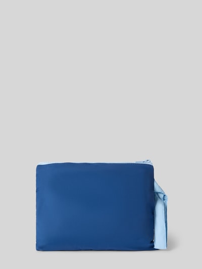 Produktfoto, Tasche mit Logo-Detail Modell 'Parwasy' von MC2 Saint Barth, Hauptfach mit Reißverschluss, Schlaufe, Größe 25x20x1 cm, Länge Schulterriemen 14 cm, glatte blaue Oberfläche mit hellblauen Akzenten
