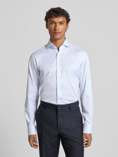 Männermodel trägt Regular Fit Businesshemd aus reiner Baumwolle Modell 'JOE' von BOSS, Optik: Allover-Muster, Ganzkörperansicht von vorne.
